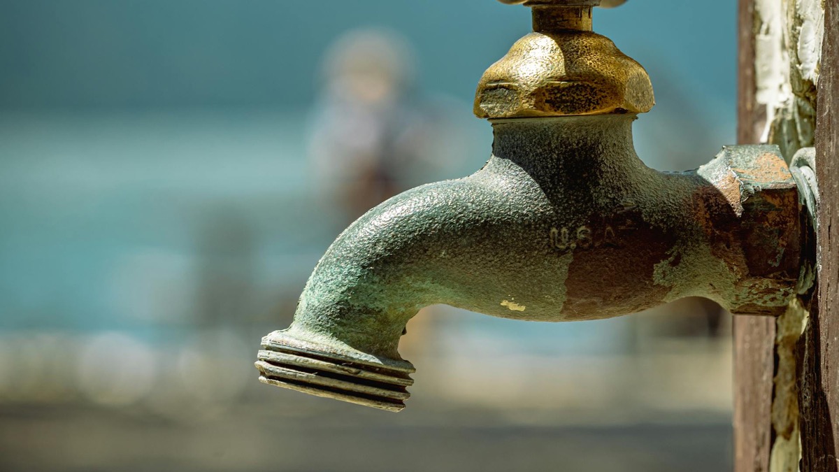 Calcaire et dépôts sur robinet — eau dure Marrakech